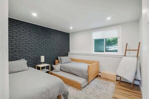 2 bedrooms, desk, iron/ironing board, WiFi