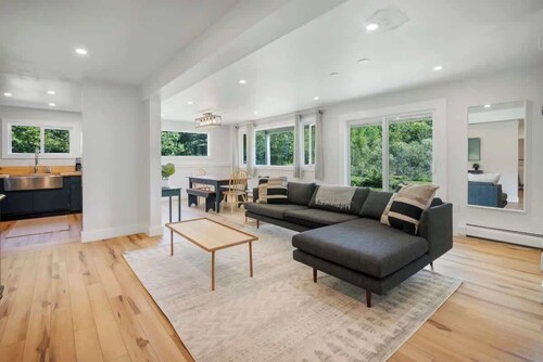 Fully Renovated Condo in Heart of Stowe