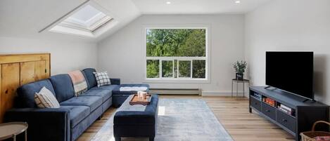 Fernseher, Bücher, Arbeitsbereiche