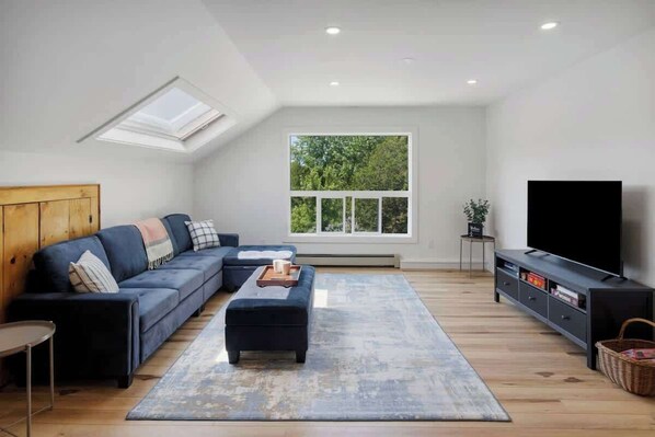 Tv, bøger, kontorer