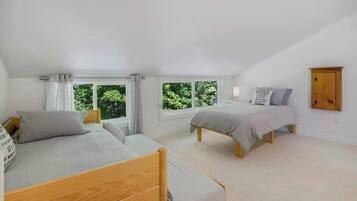 2 bedrooms, desk, iron/ironing board, WiFi