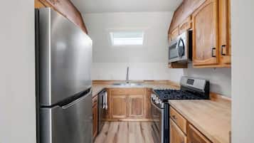 Fridge, microwave, stovetop, dishwasher