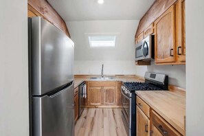 Kühlschrank, Mikrowelle, Herdplatte, Geschirrspüler