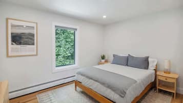 2 bedrooms, desk, WiFi, bed sheets