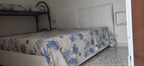 1 bedroom, bed sheets - Marettimo Very central apartment with the entrance facing the sea (Marettimo)