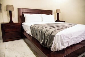 1 habitación, tabla de planchar con plancha, wifi y ropa de cama
