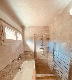 Sèche-cheveux, bidet, serviettes fournies, savon