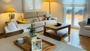 Un salon moderne avec un canapé, une table basse et un lampadaire.