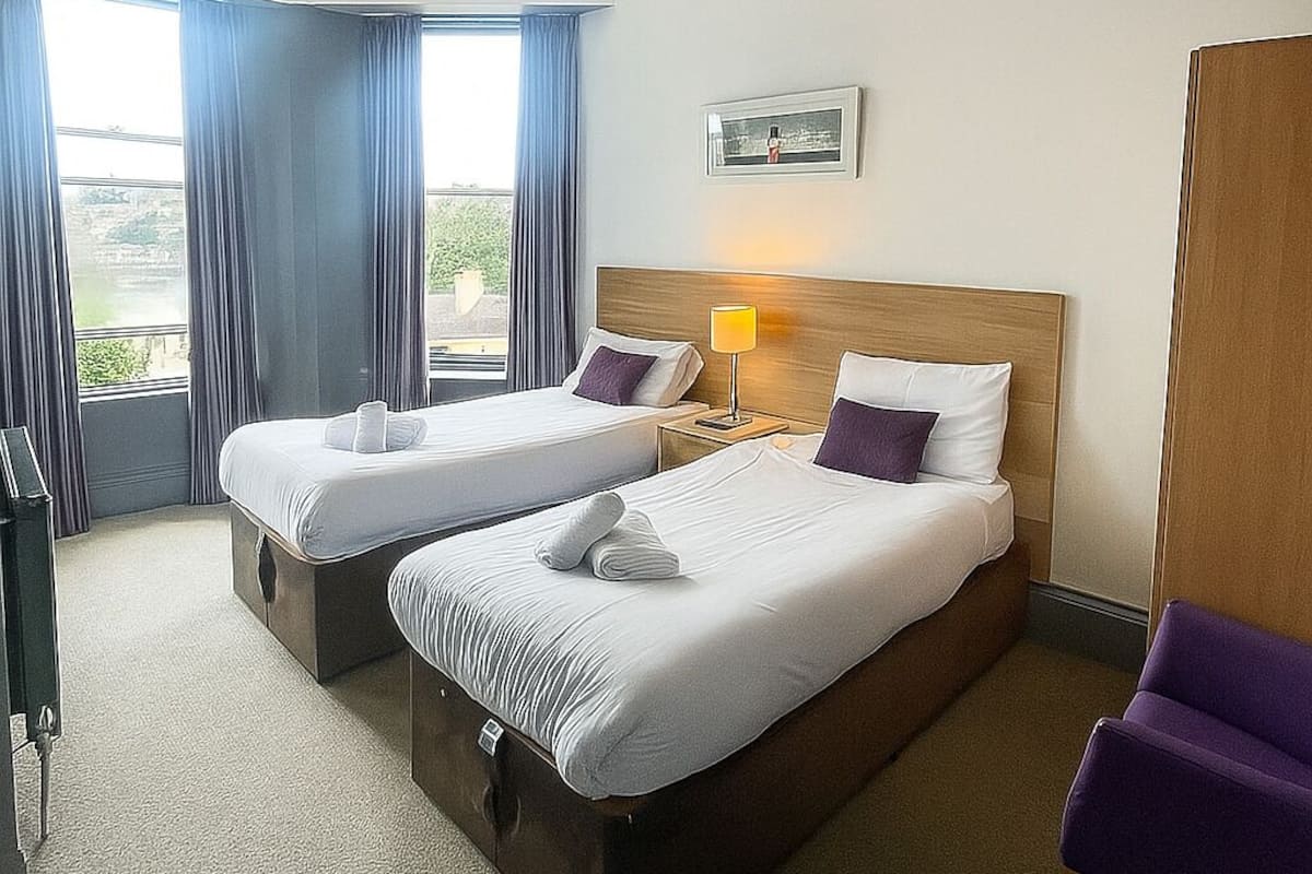 Standard Twin Room | Desk, free WiFi