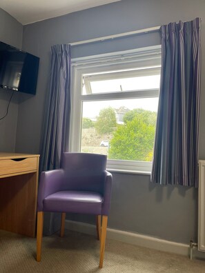 Standard Twin Room | Desk, free WiFi