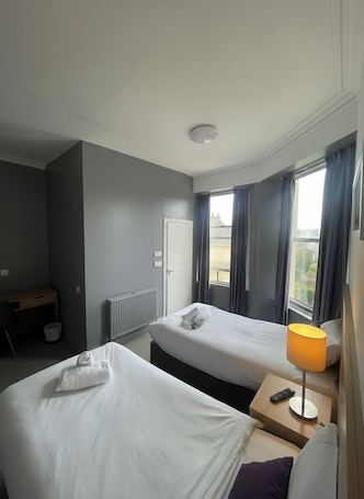 Standard Twin Room | Desk, free WiFi