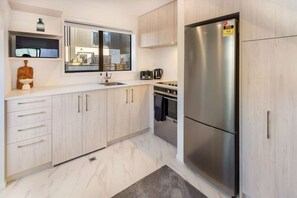 Refrigerador, microondas, horno, placa de cocina