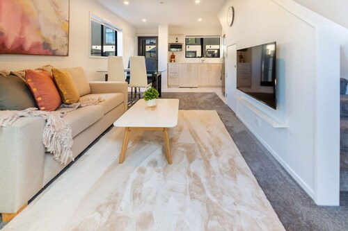 Modern 2 bed Hagley Park Riverside Market