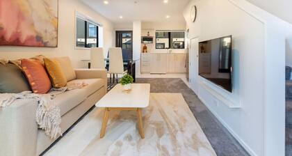 Modern 2 bed Hagley Park Riverside Market