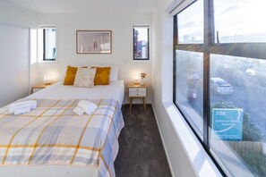3 habitaciones, escritorio, tabla de planchar con plancha y wifi gratis 