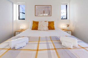3 chambres, bureau, fer et planche à repasser, accès au Wi-Fi (inclus)