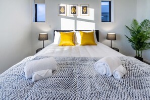 3 bedrooms, desk, iron/ironing board, free WiFi