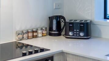 Frigorifero, microonde, forno, piano cottura