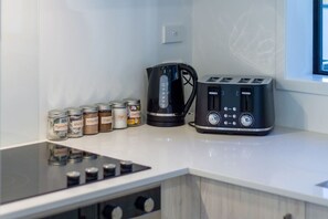 ثلاجة، ميكروويف، فرن، موقد طهي مسطح