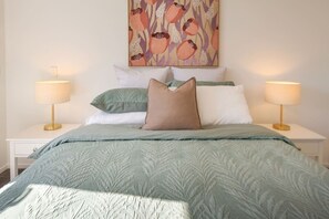 2 عدّة غرف نوم ومكواة/لوح كي وواي فاي مجانًا وملاءات أسرّة