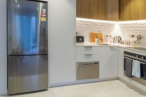 Fridge, microwave, oven, stovetop