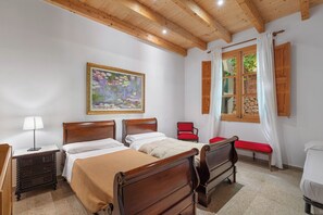 10 bedrooms, iron/ironing board, travel cot, WiFi