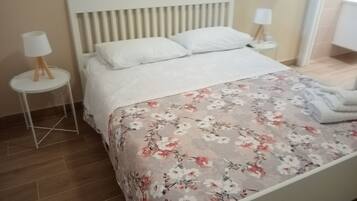 2 camere, culla da viaggio, lenzuola