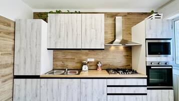 Micro-ondes, four, plaque de cuisson, lave-vaisselle