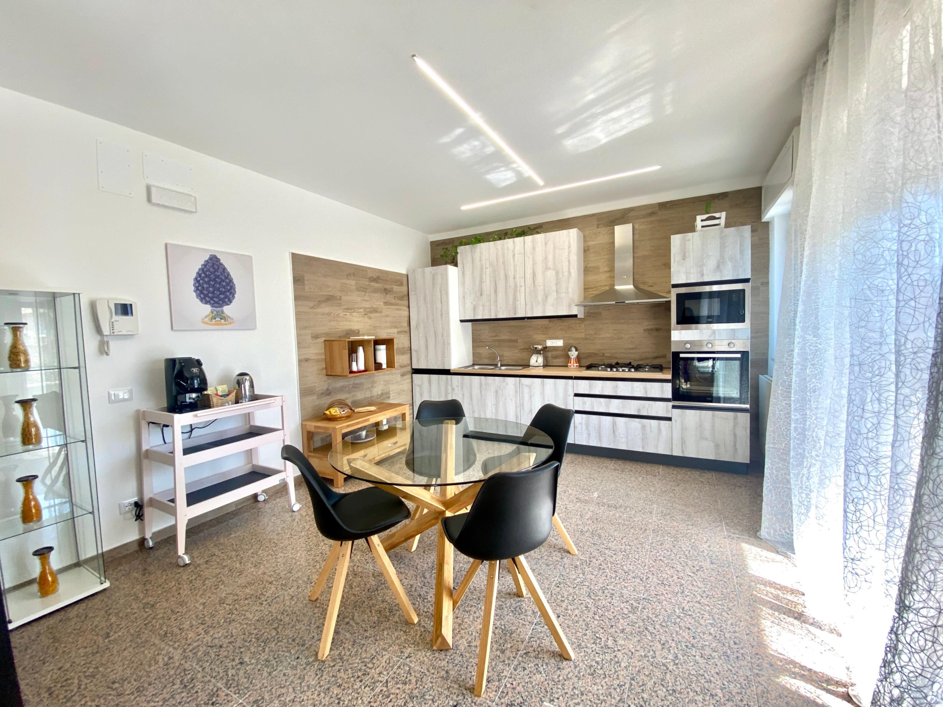 Microonde, forno, piano cottura, lavastoviglie