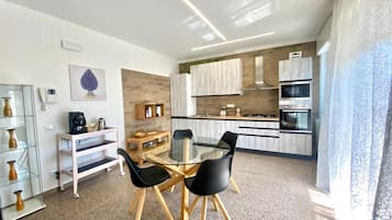 Microonde, forno, piano cottura, lavastoviglie
