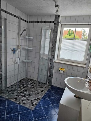 Shower, towels, soap, toilet paper - Ferienhaus auf dem Land für Familien (Gerswalde)