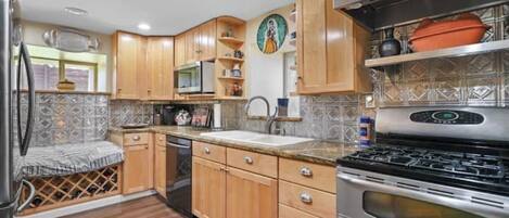 Køleskab, mikrobølgeovn, ovn, kogeplade