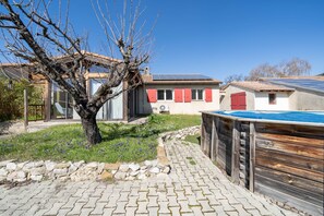 Outdoor spa tub - House in Drôme Provençale (Dieulefit)