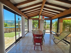 المنشأة من الداخل