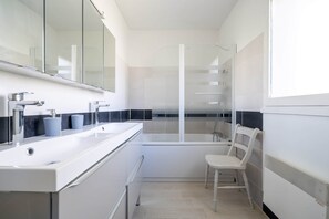 Bathtub, hair dryer, towels - House in Drôme Provençale (Dieulefit)