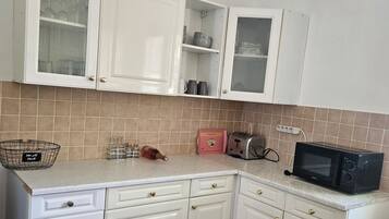 JÀÀkaappi, mikroaaltouuni, uuni, liesi