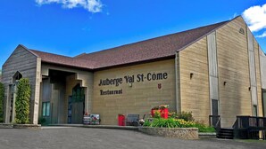 A wooden building with a sign reading "Auberge Val St-Come Restaurant". - Auberge Val Saint-Côme (Saint Come)