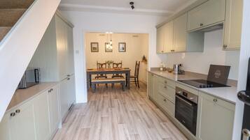 Cottage | Private kitchen | Fridge, dishwasher, electric kettle, toaster