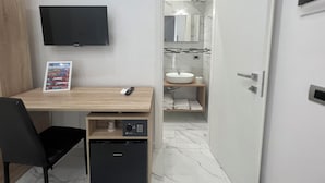 A modern bathroom with a sink, mirror, and toilet. - Napoli Forever (Naples)