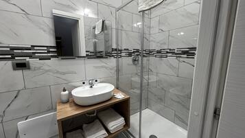 Douche, sèche-cheveux, bidet, serviettes fournies