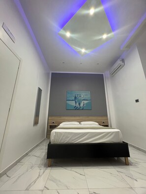 1 bedroom, Egyptian cotton sheets, premium bedding, down duvets - Napoli Forever (Naples)