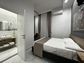 1 bedroom, Egyptian cotton sheets, premium bedding, down duvets - Napoli Forever (Naples)