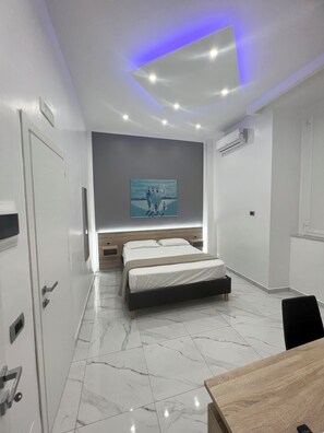 1 bedroom, Egyptian cotton sheets, premium bedding, down duvets - Napoli Forever (Naples)