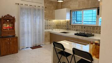 Refrigerador, parrilla de estufa, tetera eléctrica y tostadora