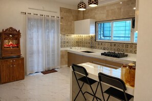 Refrigerador, parrilla de estufa, tetera eléctrica y tostadora 