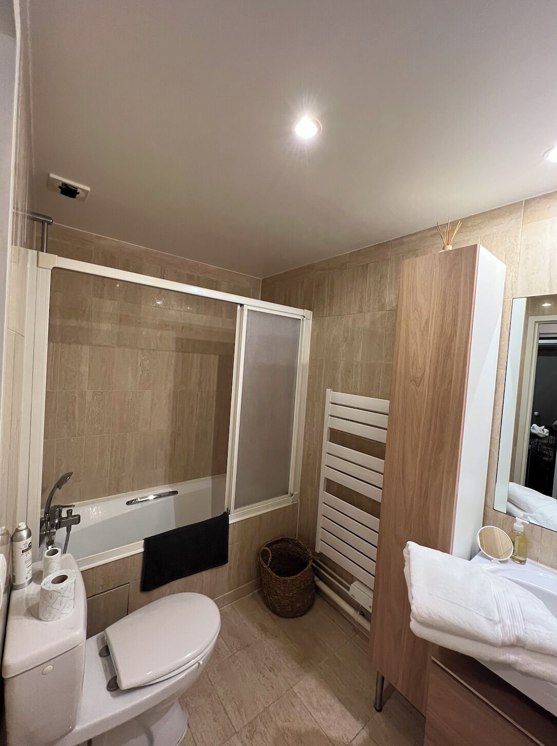 Een haardroger, handdoeken, toiletpapier