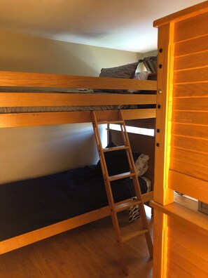 2 bedrooms, iron/ironing board, free WiFi, bed sheets - Beautiful views, 2 bdrm, 1 bath condo, sleeps 6, 2nd Floor Unit (Port Clinton)