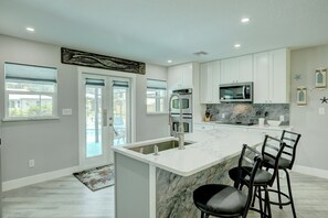 Réfrigérateur, four à micro-ondes, un four, surface de cuisson