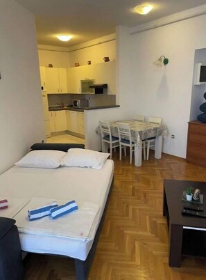 1 bedroom, WiFi, bed sheets - Rijeka center - 5 min walk to everything important # 2 (Rijeka)