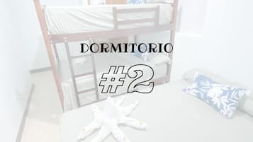 Chuveiro, secador de cabelo, toalhas de banho, sabonete